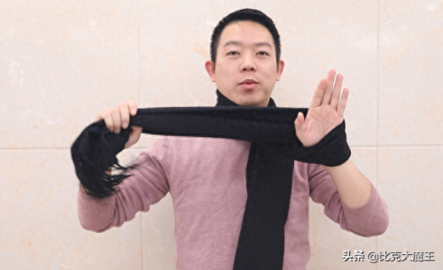 怎么围围巾(小长条丝巾)插图4 怎么围围巾(小长条丝巾)插图4