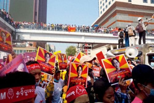 昂山素姬(昂山素季年轻照片)