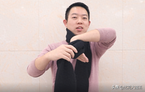 怎么围围巾(小长条丝巾)插图2 怎么围围巾(小长条丝巾)插图2