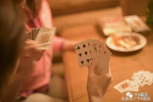 发底牌(发底牌手法慢动作教程)插图2