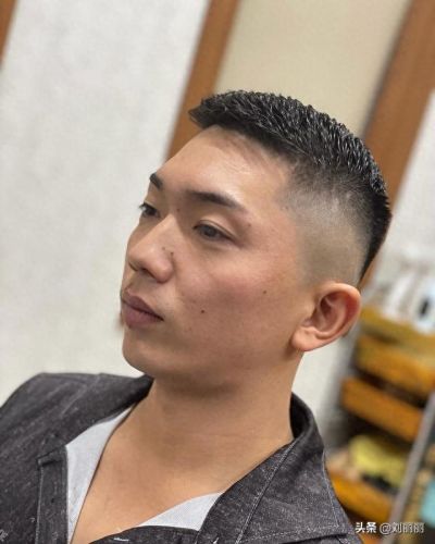 男生剪什么发型(女生纹理烫发型)插图3 男生剪什么发型(女生纹理烫发型)插图3