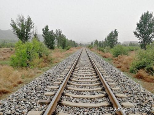 火车和铁轨哪个先被发明出来(为什么铁轨很窄但是火车内部很宽)插图5 火车和铁轨哪个先被发明出来(为什么铁轨很窄但是火车内部很宽)插图5