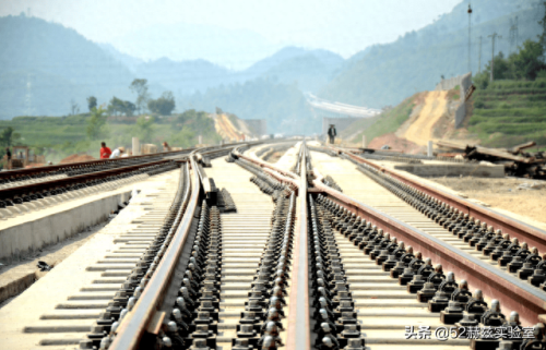 火车和铁轨哪个先被发明出来(为什么铁轨很窄但是火车内部很宽)插图14 火车和铁轨哪个先被发明出来(为什么铁轨很窄但是火车内部很宽)插图14