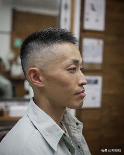 男生剪什么发型(女生纹理烫发型)插图1 男生剪什么发型(女生纹理烫发型)插图1