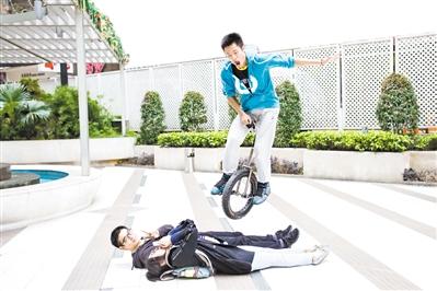 地铁跑酷幻影滑步教学(地铁跑酷怎么卡幻影滑板教学)插图