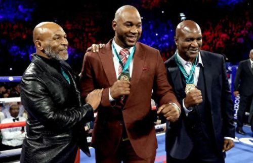 刘易斯vs霍利菲尔德(刘易斯vs霍利菲尔德三番战)