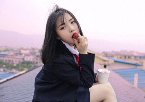 迈开腿让尝尝你的小草莓什么意思(把腿迈开一点就舒服了)插图2