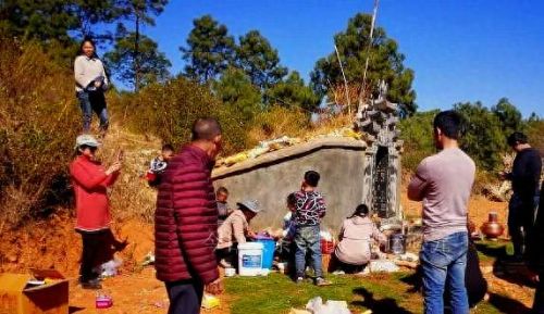 小心门后 攻略(门后放镜子的禁忌)