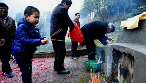 小心门后 攻略(门后放镜子的禁忌)插图1 小心门后 攻略(门后放镜子的禁忌)插图1