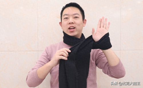 怎么围围巾(小长条丝巾)插图3 怎么围围巾(小长条丝巾)插图3