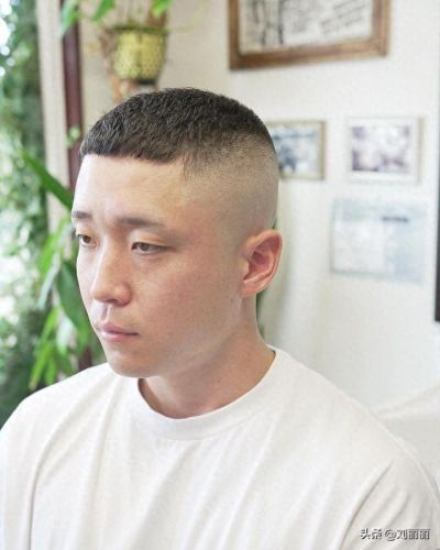 男生剪什么发型(女生纹理烫发型)插图2 男生剪什么发型(女生纹理烫发型)插图2