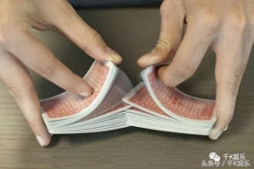 发底牌(发底牌手法慢动作教程)插图1