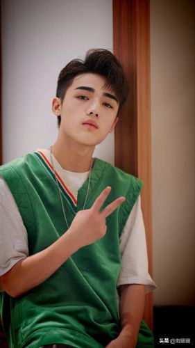 男生剪什么发型(女生纹理烫发型)插图8 男生剪什么发型(女生纹理烫发型)插图8