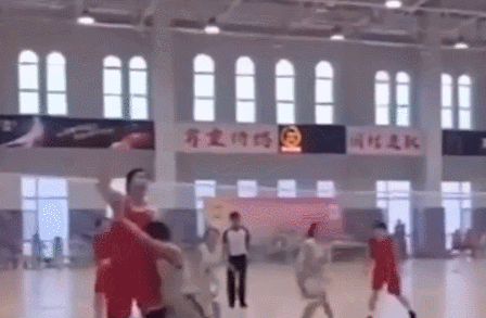 14岁女孩身高2米26独霸篮下(14岁女孩身高226cm)插图3