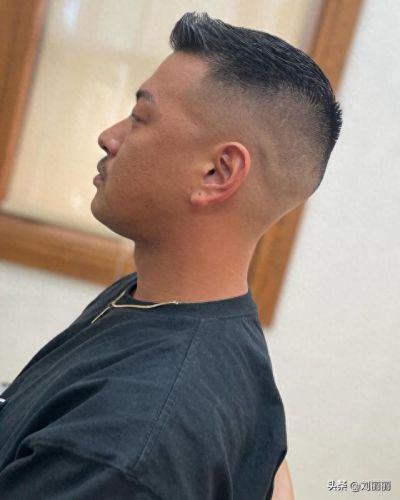 男生剪什么发型(女生纹理烫发型)插图5 男生剪什么发型(女生纹理烫发型)插图5