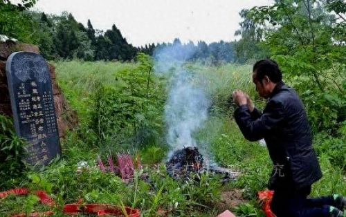 小心门后 攻略(门后放镜子的禁忌)插图3 小心门后 攻略(门后放镜子的禁忌)插图3