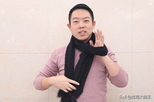 怎么围围巾(小长条丝巾)插图6 怎么围围巾(小长条丝巾)插图6