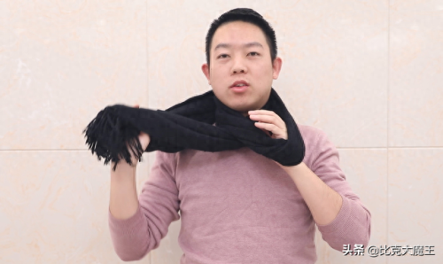 怎么围围巾(小长条丝巾)插图7 怎么围围巾(小长条丝巾)插图7