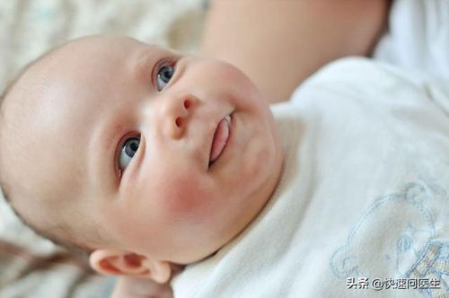 宝宝身上出现很多小红疹怎么办(婴儿捂热的疹子图片)插图