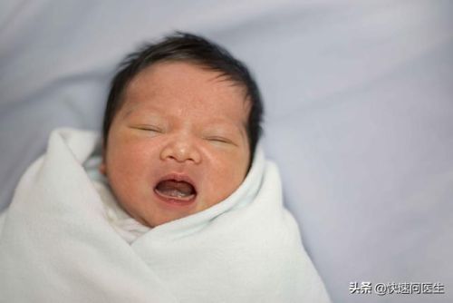 宝宝身上出现很多小红疹怎么办(婴儿捂热的疹子图片)插图3