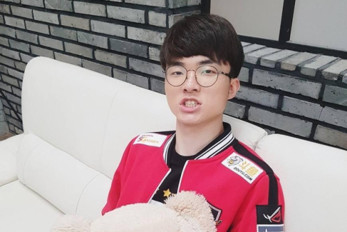 uzi评价ez皮肤手感(uzi玩ez用什么皮肤)