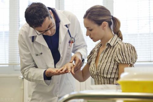 脚底长了像水泡一样的东西很痒(脚底起红点点还痒怎么回事)