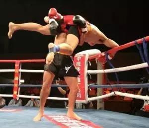 男散打带什么武器(孩子学散打最佳年龄)插图4 男散打带什么武器(孩子学散打最佳年龄)插图4