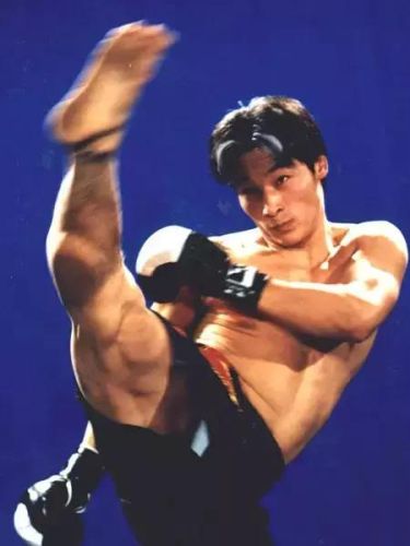 男散打带什么武器(孩子学散打最佳年龄)插图1 男散打带什么武器(孩子学散打最佳年龄)插图1