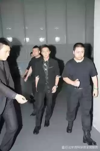 保镖阵容酒吧插图