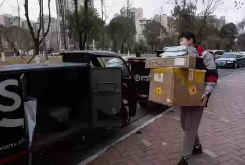 拿快递阵容插图1